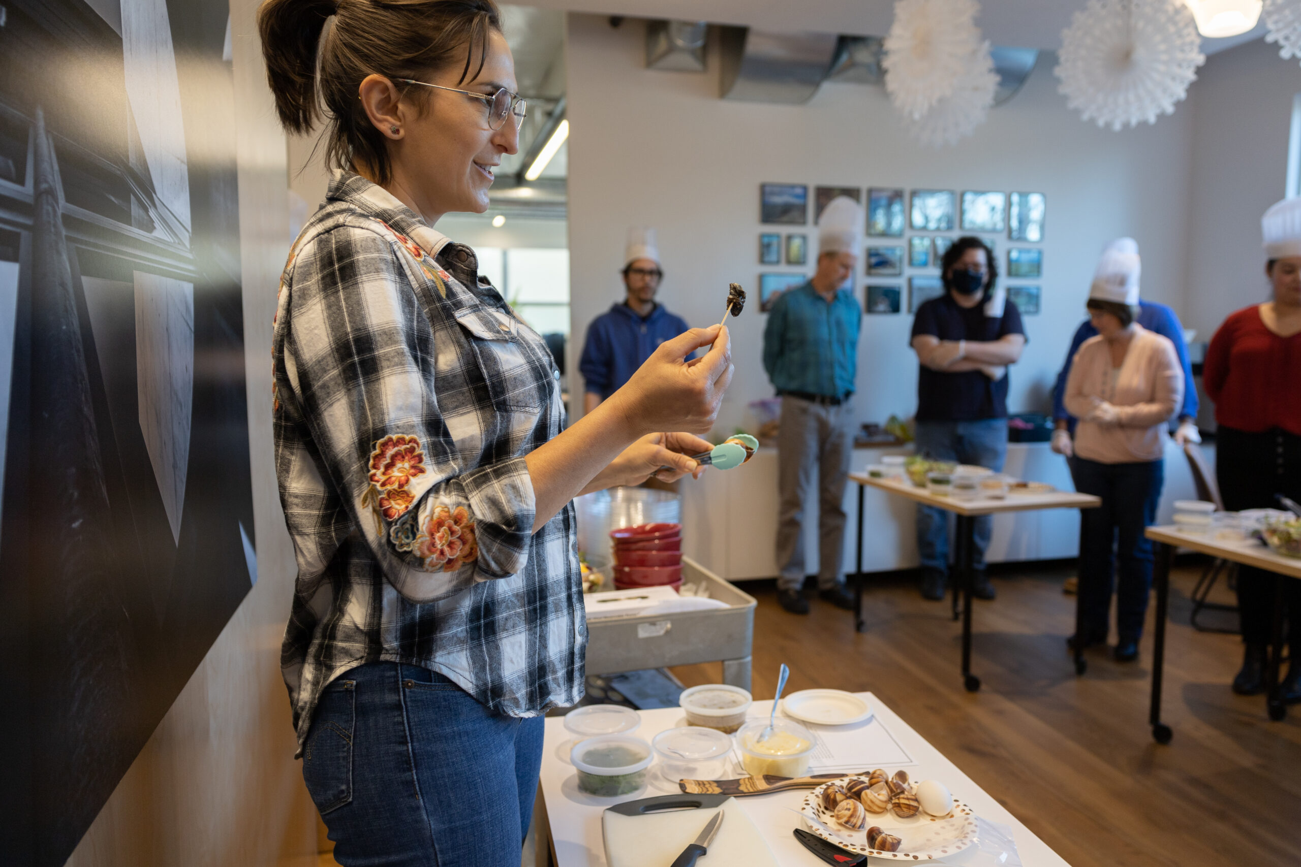 Rebecca Neuren leading cooking class